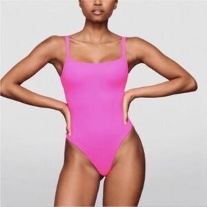 SKIMS FITS EVERYBODY SQUARE NECK
BODYSUIT IN NEON ORCHID